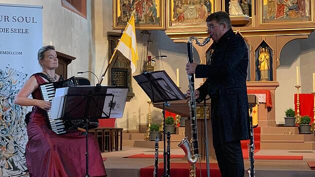 Musik für die Seele spielten Meike Salzmann und Ulrich Lehna, die als Duo "sing your soul" auftreten, wie hier in Hammelburg in der Stadtpfarrkirche.  Foto: Jacqueline Vera Edgü-Mihm