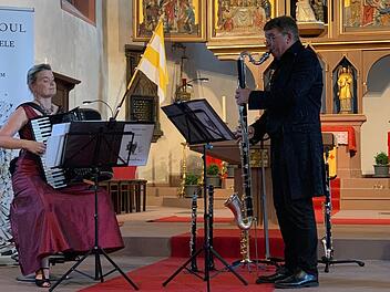 Musik für die Seele spielten Meike Salzmann und Ulrich Lehna, die als Duo "sing your soul" auftreten, wie hier in Hammelburg in der Stadtpfarrkirche.  Foto: Jacqueline Vera Edgü-Mihm