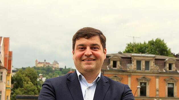 F&uuml;r das Foto hat Jens-Uwe Peter den Selfy-Spot mit Vesteblick auf dem Coburger Bahnhof ausgesucht.