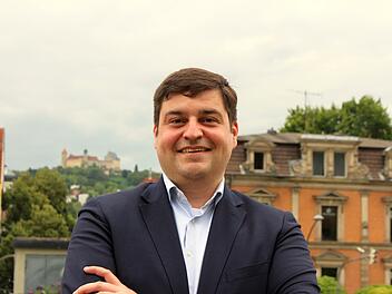 Für das Foto hat Jens-Uwe Peter den Selfy-Spot mit Vesteblick auf dem Coburger Bahnhof ausgesucht.