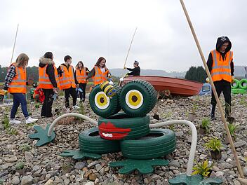 Die Frösche auf dem Kreisel bei Haarbrücken wurden im Kunstunterricht an der Mittelschule am Moos aus alten Autoreifen hergestellt.