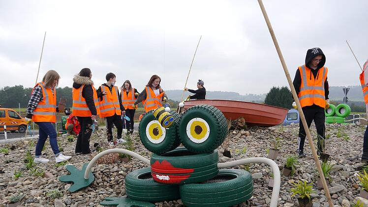 Die Frösche auf dem Kreisel bei Haarbrücken wurden im Kunstunterricht an der Mittelschule am Moos aus alten Autoreifen hergestellt.