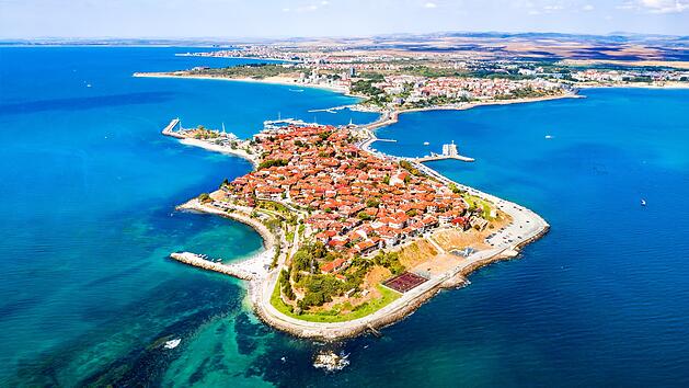 Nesebar, Bulgaria. Aerial view of Msembria ancient city on the Black Sea coast of Bulgaria. Nessebar Nesebar, Bulgaria - Black Sea coastline Nessebar ist eine Stadt in der Provinz Burgas an der Schwarzmeerküste von Bulgarien. Die Kopfsteinpflasterstraßen der Altstadt, die auf einer Landzunge liegt, werden von Ruinen byzantinischer Festungen und Bäder gesäumt.