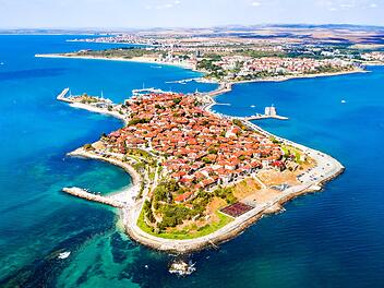 Nesebar, Bulgaria. Aerial view of Msembria ancient city on the Black Sea coast of Bulgaria. Nessebar Nesebar, Bulgaria - Black Sea coastline Nessebar ist eine Stadt in der Provinz Burgas an der Schwarzmeerküste von Bulgarien. Die Kopfsteinpflasterstraßen der Altstadt, die auf einer Landzunge liegt, werden von Ruinen byzantinischer Festungen und Bäder gesäumt.