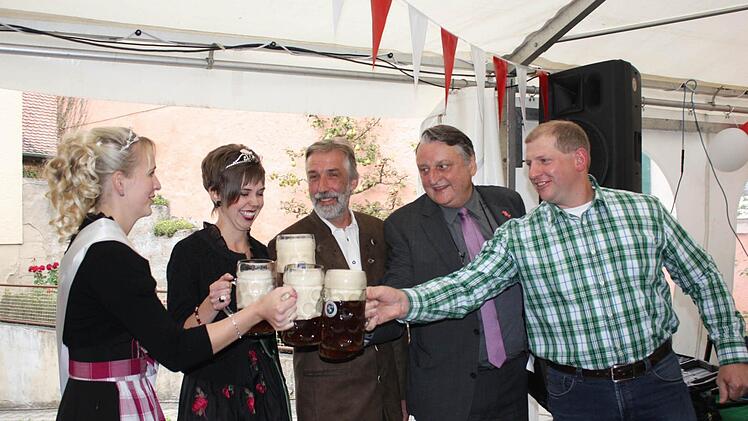 Beim Bieranstich von links: Barbara I., Katrin I., Walter Jakob, Landrat Eberhard Irlinger und Bürgermeister  Klaus Faatz