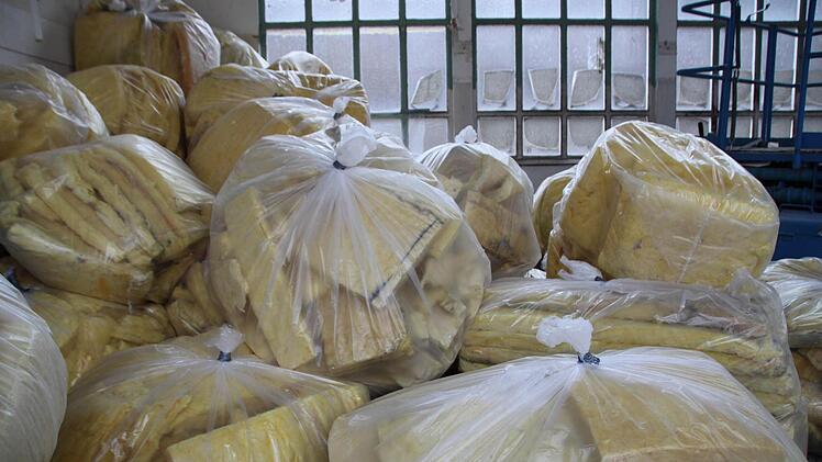 ... in einer Ecke stapeln sich Säcke mit Glaswolle.