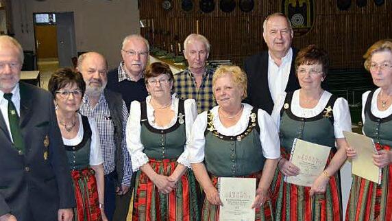 Die für 25 bis 60 Jahre Mitgliedschaft Geehrten Foto: Thomas Micheel
