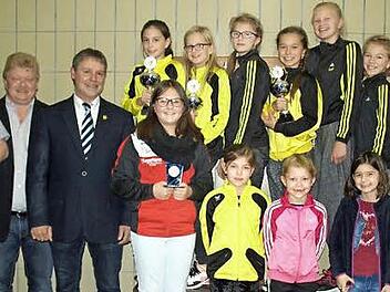 Die Leistungsturnerinnen des SVS, Trampolinturnerin Paula Smettane und Leichtathlet Mario Schmid zusammen mit Bürgermeister und Spartenleiter Turnen Gerhard Wunder und Fraktionschef Jürgen Eckert. Fotos: Deuerling