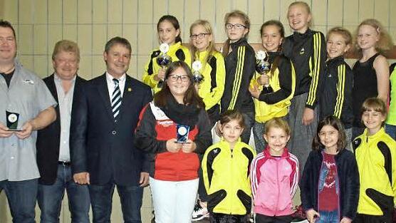 Die Leistungsturnerinnen des SVS, Trampolinturnerin Paula Smettane und Leichtathlet Mario Schmid zusammen mit Bürgermeister und Spartenleiter Turnen Gerhard Wunder und Fraktionschef Jürgen Eckert. Fotos: Deuerling