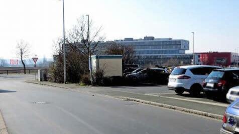 Die Verwaltung w&uuml;rde eine Rechtsabbiegespur von der Zeppelinstra&szlig;e zur Kreisstra&szlig;e hin bef&uuml;rworten und daf&uuml;r den Gehweg rechts an der Trafostation vorbei verlegen.