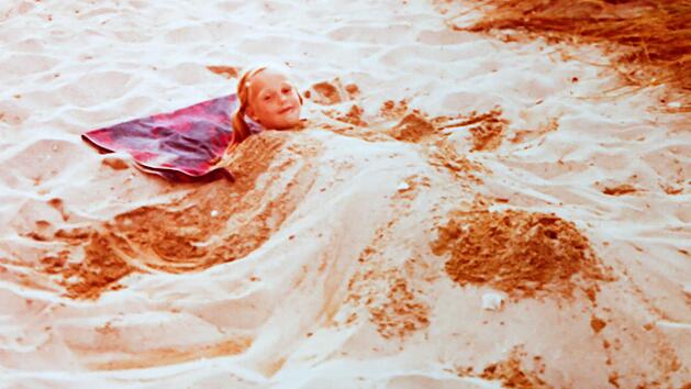 Irmtraud Fenn-Nebel in wurde im Jugoslawien-Urlaub von ihren Geschwistern im Sand eingebuddelt. Foto: privat