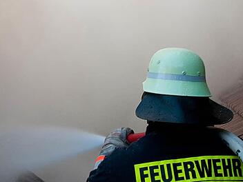 In der Dachgeschosswohnung eines Mehrfamilienhauses in Marktheidenfeld (Landkreis Main-Spessart) hat es am Montag gebrannt. Symbolbild: Archiv