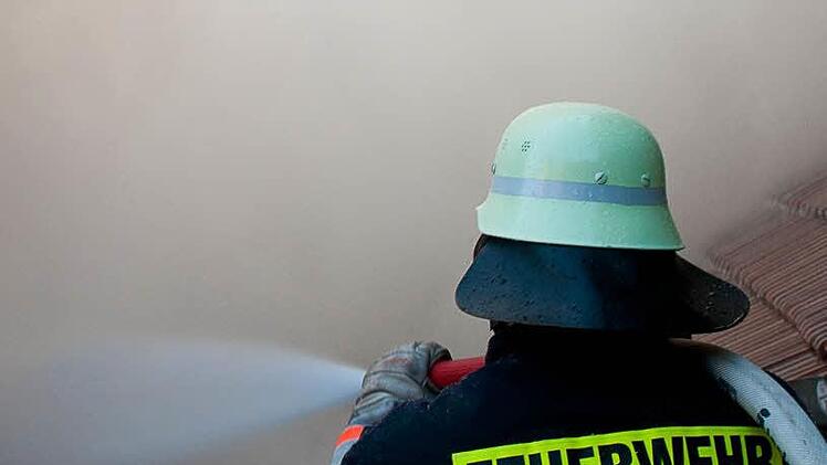 In der Dachgeschosswohnung eines Mehrfamilienhauses in Marktheidenfeld (Landkreis Main-Spessart) hat es am Montag gebrannt. Symbolbild: Archiv