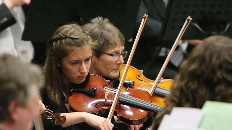 Reichlich Beifall gab es für das Orchester der Musikfreunde Neustadt unter der Leitung von Hans Stähli. Foto: Jochen Berger