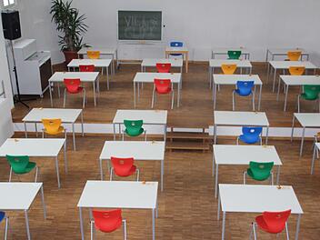 Auf den Tischen liegen Glückskekse, der Schauplatz ist bereitet: Ab 9 Uhr beginnt am Mittwoch in der Mensa des Herder-Gymnasiums für 85 Schülerinnen und Schüler die Abitur-Prüfung im Fach Mathematik. Foto: Ekkehard Roepert