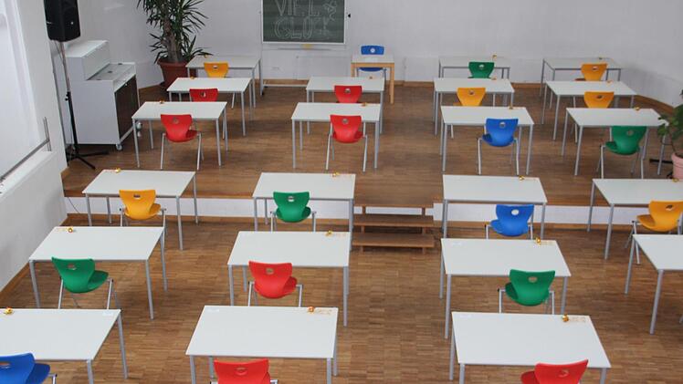 Auf den Tischen liegen Glückskekse, der Schauplatz ist bereitet: Ab 9 Uhr beginnt am Mittwoch in der Mensa des Herder-Gymnasiums für 85 Schülerinnen und Schüler die Abitur-Prüfung im Fach Mathematik. Foto: Ekkehard Roepert