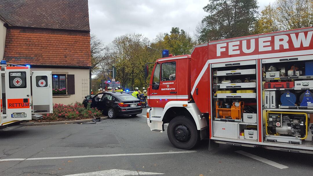 Frau wird bei Crash in Bayreuth im Auto eingeklemmt