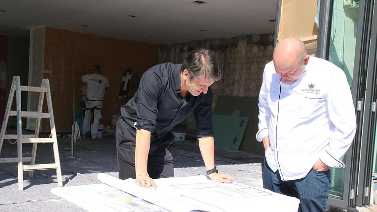 Planer Tino Hess und Pächter Andreas Opel begutachten die Pläne.Foto: Katrin Geyer
