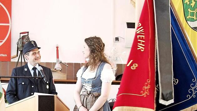 Der Vorsitzende Jörg Jordan dankt der Fahnenbraut Katarina Förtsch.  Fotos: Richard Sänger