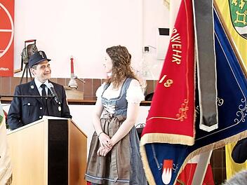 Der Vorsitzende Jörg Jordan dankt der Fahnenbraut Katarina Förtsch.  Fotos: Richard Sänger