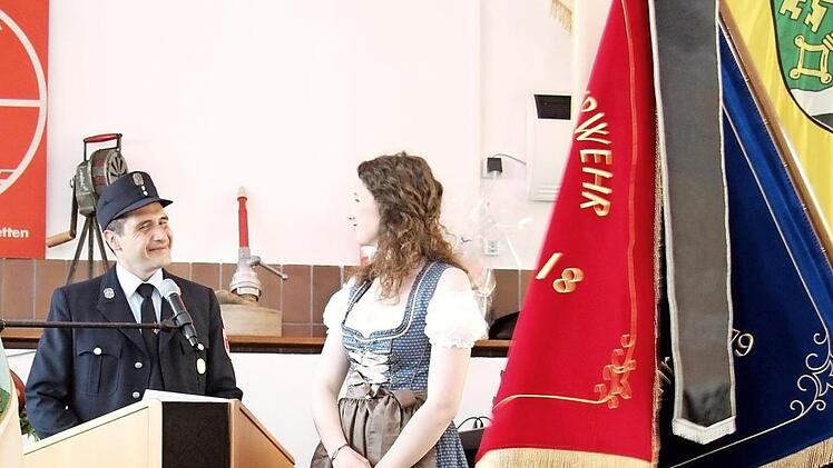 Der Vorsitzende Jörg Jordan dankt der Fahnenbraut Katarina Förtsch.  Fotos: Richard Sänger