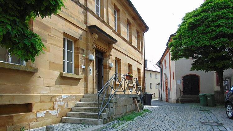 Der Kirchplatz links mit Treppen das evangelische  Gemeindehaus,  soll neu und barrierefrei gestaltet werden. Foto: Petra Malbrich