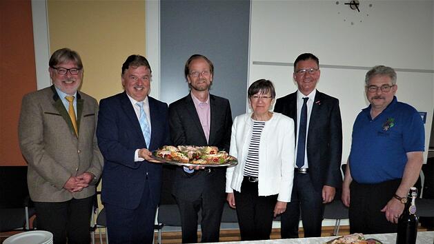 Die Genussregion Oberfranken hat jetzt einen hauptamtlichen Gesch&auml;ftsf&uuml;hrer. Im Bild von links Guido Winter, Landrat Klaus Peter S&ouml;llner, Norbert Heimbeck, Regierungspr&auml;sidentin Heidrun Piwernetz, Christian Herpich von der HWK und Stephan Ertl vom Hotel- und Gastst&auml;ttenverband. Werner Rei&szlig;aus