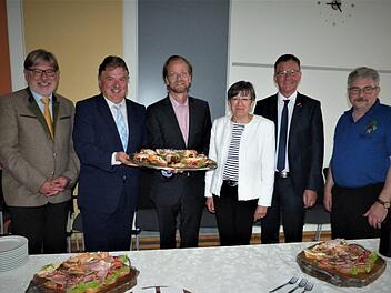 Die Genussregion Oberfranken hat jetzt einen hauptamtlichen Geschäftsführer. Im Bild von links Guido Winter, Landrat Klaus Peter Söllner, Norbert Heimbeck, Regierungspräsidentin Heidrun Piwernetz, Christian Herpich von der HWK und Stephan Ertl vom Hotel- und Gaststättenverband. Werner Reißaus