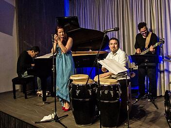 Samuel Torres (Congas) und Bruno Böhmer Camacho am Flügel gastierten mit musikalischen Mitstreitern bei "Leise am Markt" in Coburg: Maria Raquel (Gesang) und Juan Camilo Villa (E-Bass).Foto: Jochen Berger