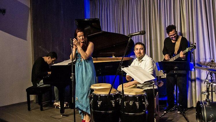 Samuel Torres (Congas) und Bruno Böhmer Camacho am Flügel gastierten mit musikalischen Mitstreitern bei "Leise am Markt" in Coburg: Maria Raquel (Gesang) und Juan Camilo Villa (E-Bass).Foto: Jochen Berger