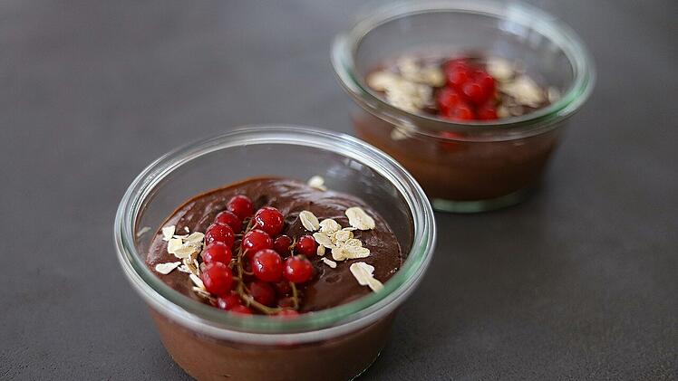 Pudding ist ein leckeres Dessert und lässt sich mit nur drei Zutaten ganz ohne Zusatzstoffe herstellen!