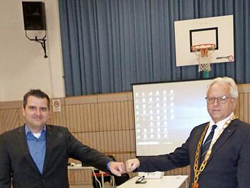 Das neue Stadtratsmitglied Bernd Lauterbach (links) und Erster Bürgermeister Harald Michel (rechts) nach Ableistung des Eides