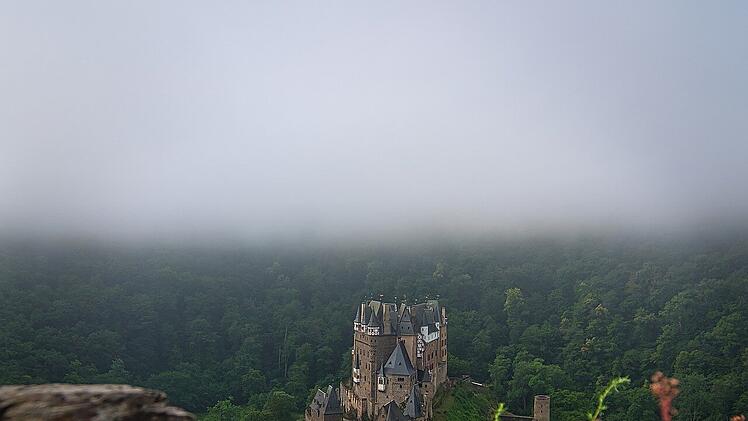 Die mittelalterliche Höheburg zieht jährlich zahlreiche Touristen an. Sie gehörte zu den Befestigungsanlagen in der Eifel und befindet sich seit über 800 Jahren im Besitz der Familie der Grafen und Edelherren von und zu Eltz-Kempenich.