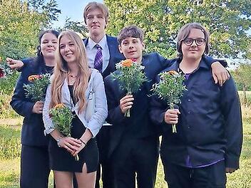 Waldorfschüler haben ihre Mittelschulabschlüsse gefeiert. Die Zehntklässler der Waldorfschule im Kulmbacher Land wurden mit Blumen verabschiedet.