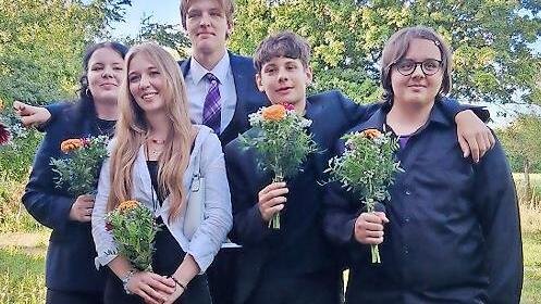 Waldorfschüler haben ihre Mittelschulabschlüsse gefeiert. Die Zehntklässler der Waldorfschule im Kulmbacher Land wurden mit Blumen verabschiedet.