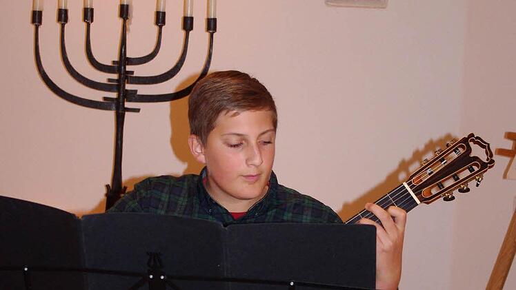 Der zwölfjährige Benedikt Schindele umrahmte die Gedenkfeier auf der Gitarre.
