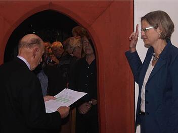 Werner Apfelbacher nimmt der neuen Bürgermeisterin Christine Konrad den Amtseid ab. Weil so viele Neugierige ins Rathaus gekommen waren, fand der offizielle Akt an der  Tür  zum Vorraum statt.   Foto: G. Bauer