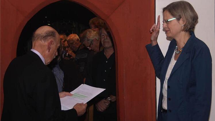 Werner Apfelbacher nimmt der neuen Bürgermeisterin Christine Konrad den Amtseid ab. Weil so viele Neugierige ins Rathaus gekommen waren, fand der offizielle Akt an der  Tür  zum Vorraum statt.   Foto: G. Bauer