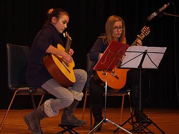 Das Gitarrenduo Franka Witthauer und Sarah Buckreus spielte "My Lord chamberlain his galliard".