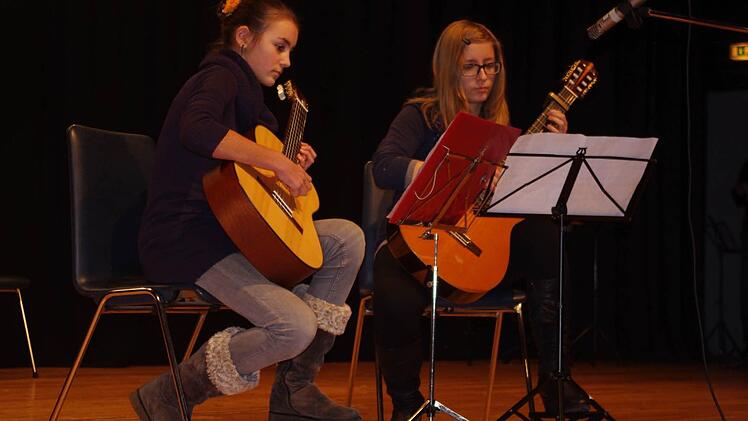 Das Gitarrenduo Franka Witthauer und Sarah Buckreus spielte "My Lord chamberlain his galliard".