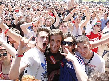 Ausgelassen ist die Stimmung beim Auftakt von Rock im Park am Freitag in Nürnberg. Foto: Matthias Hoch