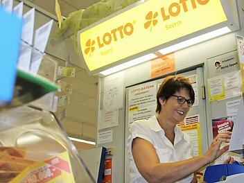 Marita Oppelt arbeitet sie über 40 Jahren in Lotto-Annahmestellen: "Ich liebe meinen Job, weil ich mich manchmal wie eine Psychologin fühle".  Foto: Anja Greiner