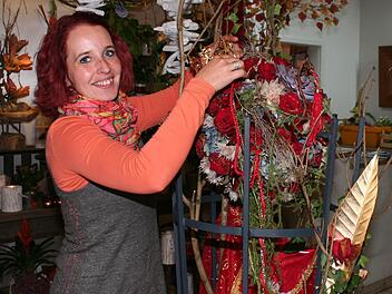 Mit Prinzessinnenkleid und Krönchen präsentierte Yvonne Wagner die "Königin der Blumen". Foto: Evi Seeger