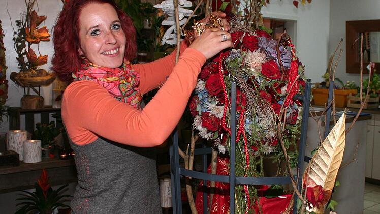 Mit Prinzessinnenkleid und Krönchen präsentierte Yvonne Wagner die "Königin der Blumen". Foto: Evi Seeger