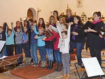 Der Frauenchor "Sing-a-moll" hatte mit dem Kinderchor (Leitung Michela Scherbel) seinen ersten Auftritt und berührte die Herzen der Zuhörer.  Foto: Karl-Heinz Hofmann