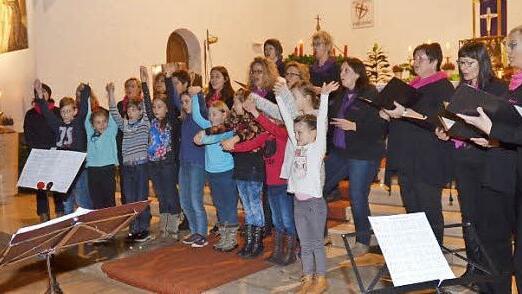 Der Frauenchor "Sing-a-moll" hatte mit dem Kinderchor (Leitung Michela Scherbel) seinen ersten Auftritt und berührte die Herzen der Zuhörer.  Foto: Karl-Heinz Hofmann