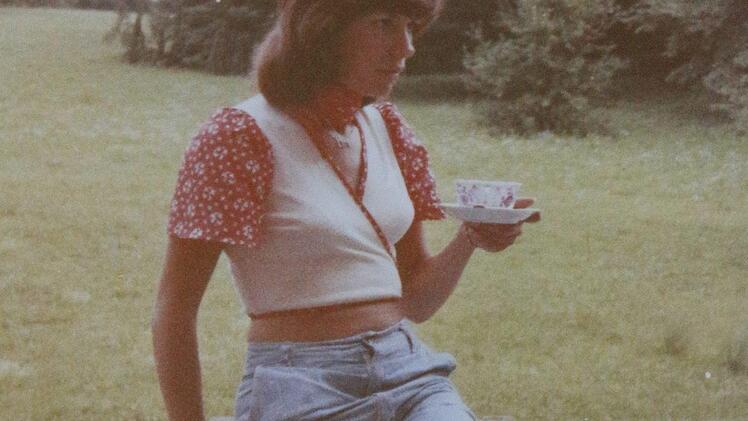 Mary Roos, im Hintergrund der Schlosspark.