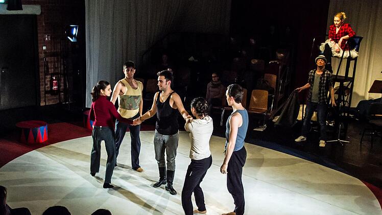 "Die Geschichte vom Soldaten": Probenszene mit dem Ballett des Landestheaters Coburg in der Reithalle.Proben-Foto Jochen Berger