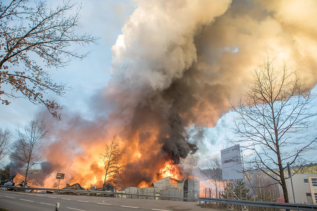 Giftige Rauchwolke über Mittelfranken: Lagerhalle in Roth steht in Flammen