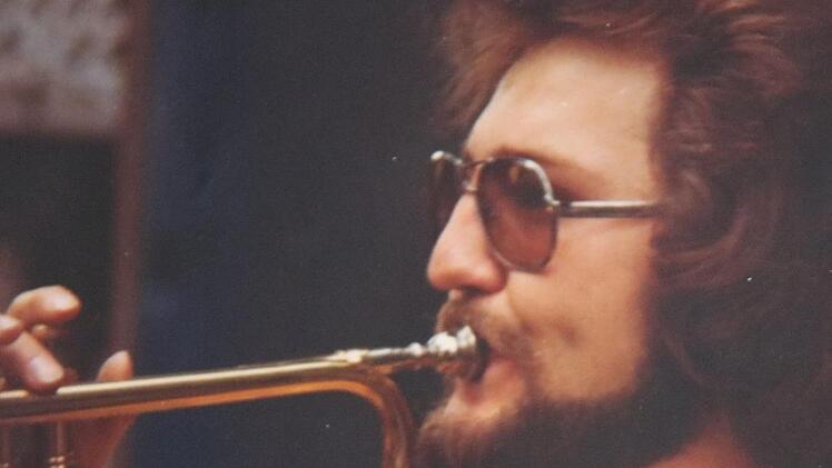 Erich Wochele  1973 als Trompeter bei "Tin, Skin & Wire". Der studierte Grafikdesigner erlernte das Blasinstrument bei der berühmten Kulmbacher Knabenkapelle.
